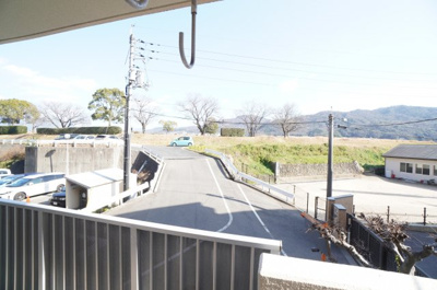【展望】 | ペルル東野 | 【緑豊かな情景がポイント！】
本物件のバルコニーからは、
太田川と緑豊かな景色を臨む。
戸坂の四季折々の表情を家から眺めることができるなんて
最高ですね。素敵な写真も撮れそう！