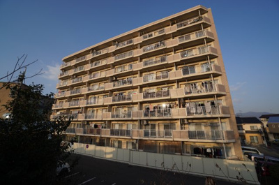 【外観】 | ペルル東野 | 【耐震性】
耐震性の高さを判断するポイントは、
建築確認申請日が1981年6月1日以降の
新耐震基準に適合しているかどうか。
震度６程度の大地震でも
建物が崩壊しないレベルが基準になりました。