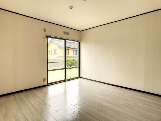 ガーデニング願望、叶えますの居間・リビング|明るい洋室です