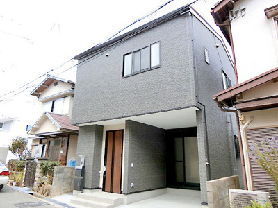 【外観】 | 豊中市宮山町4丁目　新築戸建て | 【現地写真】
シンプルでありながら品のあるデザインと機能性を兼ね備えている住まいです♪
