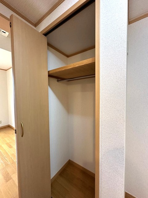 【収納】 | 新ゆり爽快メイゾン | キッチン横にあるクローゼットです♪大切なお洋服もしわにならないようにハンガーがけができます☆