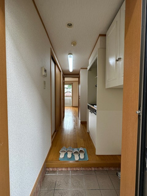 【展望】 | 新ゆり爽快メイゾン | 玄関から室内への景観です！キッチンの奥に洋室6帖のお部屋があります♪