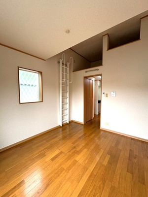 【寝室】 | 新ゆり爽快メイゾン | 南西向き洋室6帖☆ロフトスペースがあります♪荷物をたっぷり収納できてお部屋がすっきり片付きます☆