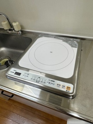 【キッチン】 | 新ゆり爽快メイゾン | キッチンは1口IHクッキングヒーター♪IHは火を使わないので安心なうえ、お掃除もラクラク♪自炊生活で楽しく健康に！