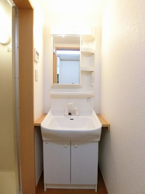 【独立洗面台】 | 新ゆり爽快メイゾン | 洗髪洗面化粧台で忙しい朝にも寝癖の付いた頭にも優しい☆お化粧するときにも大活躍です♪