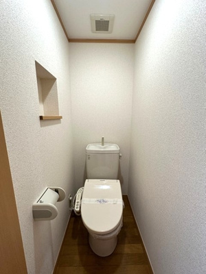 【トイレ】 | 新ゆり爽快メイゾン | トイレは温水洗浄便座付き♪人気のバストイレ別です♪横にはトイレットペーパーなどの小物を置ける棚付きです♪