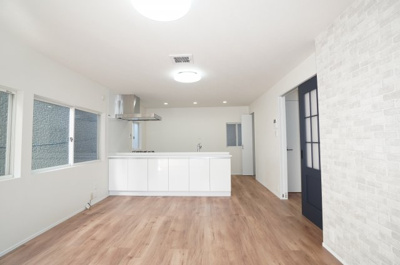 【居間・リビング】 | 青崎2-20戸建（リノベ済） | 【デザインリフォーム】
デザインリフォームされた室内は良い雰囲気に
なっております。
リフォームで付加価値をプラスし、
ただの『住まい』ではなく『癒しのある空間』
に仕上がっております♪