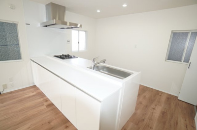 【キッチン】 | 青崎2-20戸建（リノベ済） | 【使いやすさ！】
新規交換のシステムキッチンです。
大きなシンクにゆとりある作業スペース、
お料理もお掃除もしやすい3つ口コンロ、
収納もあり使いやすいキッチンです。