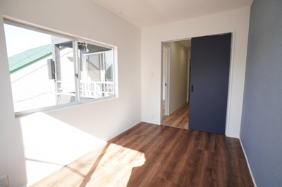 【洋室】 | 青崎2-20戸建（リノベ済） | 【南側洋室6.0帖】
サブバルコニーに面するこの部屋は
在宅勤務の書斎としても、
趣味やくつろぎのスペースとして。
家族と一緒に楽しい時間を過ごす中にも、
一人でくつろげる時間と場所は特に良いですね。