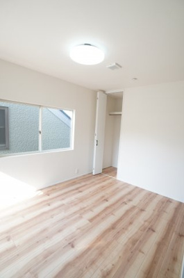 【洋室】 | 青崎2-20戸建（リノベ済） | 【西側洋室約6帖】
心と体をゆったりと安らげる主寝室。
寝室のゆとりが大きい分だけ、
暮らしの安らぎは深まります。
一日の疲れを癒すだけでなく、
ご夫婦の親密な語らいを紡ぎ出します。