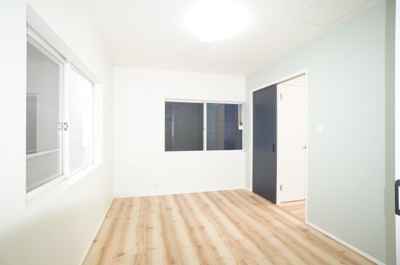 【洋室】 | 青崎2-20戸建（リノベ済） | 【北側洋室約6帖】
居室にはクローゼットを完備し、
自由度の高い家具の配置が叶うシンプルな空間です。
お子様の成長と必要になる子供部屋にするには
ぴったりの間取りですね。