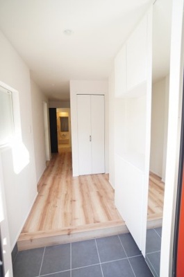 【玄関】 | 青崎2-20戸建（リノベ済） | 【玄関】
人を迎え入れる最初の場所だからこそ、
清潔感があり纏まった空間にして頂ける様に
ゆとりあるシューズBOXを設置しました。
お出掛けの時も帰った時も、
我が家を最初に感じでもらえる素敵な空間に