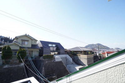 【展望】 | 青崎2-20戸建（リノベ済） | 【四季を感じる】
四季の移ろい・爽やかな青空や風を感じられ
自然を愉しめるパノラマビュー。
毎日の暮らしに余裕を感じさせてくれる、
遮る物の無い開放的な眺望を是非、ご堪能ください。