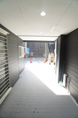 【駐車場】 | 青崎2-20戸建（リノベ済） | 【ビルドイン！！】
憧れのビルドインガレージ！
ハイルーフもOK！
照明付きなので愛車のお手入れも楽ですね。
勝手口としても使える引き戸と、フリースペースへの出入り口も
完備！