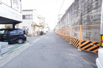 【前面道路含む現地写真】 | 青崎2-20戸建（リノベ済） | 【前面道路】
南側で約6.3mの前面道路は、車庫入れもし易く
また、住人以外の往来も殆どありませんので、
落ち着いて車庫入れが出来ます！