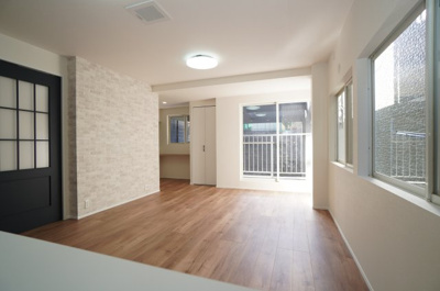 【居間・リビング】 | 青崎2-20戸建（リノベ済） | 【みんなが集う空間！】
ここにはみんなが集い、食事と楽しい会話が始まる。
話に夢中になりすぎて、つい時を忘れ
夜半過ぎになる。
そんな束の間の幸せを感じさせてくれる
場所になりそうですね！