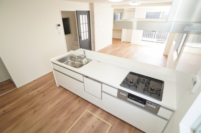 【キッチン】 | 青崎2-20戸建（リノベ済） | 【家事快適設備！】
キッチンからリビングも見渡すことができ、
浄水器一体型のハンドシャワー水栓、
一度に5人分の食器が洗える食器洗い乾燥機など、
毎日の家事を快適にする設備が揃ってます。