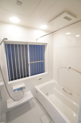 【浴室】 | 青崎2-20戸建（リノベ済） | 【機能がポイント！】
1日の疲れを癒す大きなお風呂。
ヒートショックを防ぐ浴室暖房機能や、
雨天時に洗濯物を乾かす浴室乾燥機能も付いています。