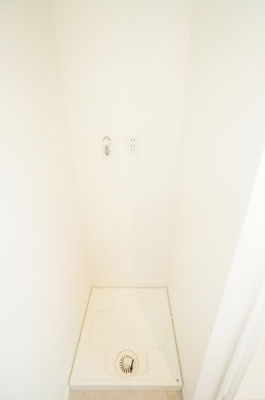 【独立洗面台】 | 青崎2-20戸建（リノベ済） | 【洗濯機サイズの確認】
装着が楽なワンタッチ式の給水栓！
ドラム式の洗濯機も入るサイズですが、
お手持ちのサイズが入るか要確認です！