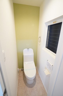 【トイレ】 | 青崎2-20戸建（リノベ済） | 【機能がポイント！】 
衛生面で特に気になる水周りに関しては
キレイにリフォームが成されています。
トイレの温水洗浄便座付き便器も
新規交換されており、快適にご利用頂けます。