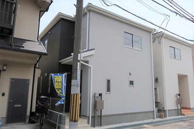 【外観】 | 柴原町4丁目　新築戸建て | 【現地写真】
日当たり良好♪駐車スペースもしっかり確保♪