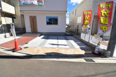 【駐車場】 | 町田市金森9期　新築戸建　3号棟 | 玄関横の駐車スペースは買い物帰りで荷物が多くても楽ですね。前面道路も広いので車庫入れもしやすいです。