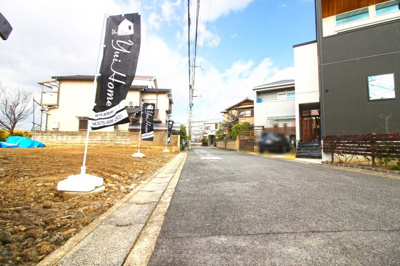 【前面道路含む現地写真】 | 伏見区桃山町大島　注文建築　建築条件なし　土地 | 現地に立っている旗『YuiHome（ゆいホーム）』のお店です♪