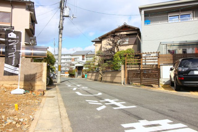 【前面道路含む現地写真】 | 伏見区桃山町大島　注文建築　建築条件なし　土地 | 前道は約6ｍあり運転が苦手な方でも駐車は楽々です！建物プランもあります《駐車2台可能》詳しくはお問合せ下さい。