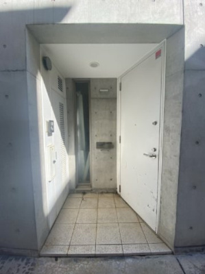 【エントランス】 | ベルヴィータ尾山台 | 独立性が高いエントランス。濡れた傘はそのまま外に引っ掛けられます。