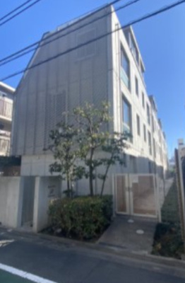 【外観】 | ベルヴィータ尾山台 | 正面エントランス。東・西側が道路に接道してます。