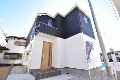 【外観】 | 町田市森野4丁目　1期　新築戸建　3号棟 | 住む人を映し出す洗練された佇まいは、いつまでも輝き続けながらいつしか街の風景に溶け込んでいきます。