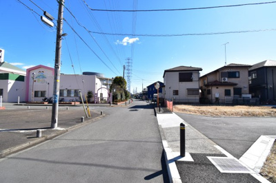【前面道路含む現地写真】 | 町田市森野4丁目　1期　新築戸建　3号棟 | 前面道路は閑静な住宅地の通りとなるため、車通りは多くありません。 安心して車庫入れ可能。