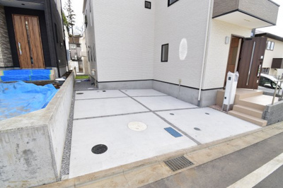 【駐車場】 | 町田市小山町　20－2期　新築戸建　4号棟 | 玄関横の駐車スペースは買い物帰りで荷物が多くても楽ですね。前面道路も広いので車庫入れもしやすいです。