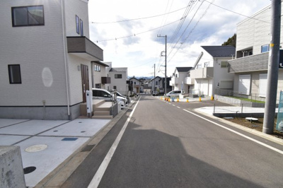 【前面道路含む現地写真】 | 町田市小山町　20－2期　新築戸建　4号棟 | 前面道路公道6メートルあります。運転が苦手な奥様でも楽々駐車可能です。