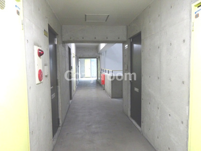 【その他共用部分】 | ラ・レジダンスド江坂 | コンクリート打ち放しでお洒落な共有廊下です