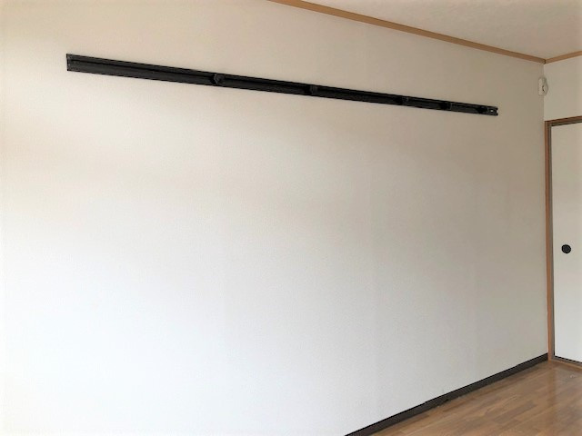 メゾンヤマモトの洋室|衣服掛けレールがあります