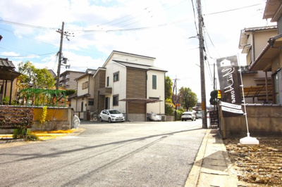 【前面道路含む現地写真】 | 宇治市五ヶ庄雲雀島　注文建築　建築条件なし　土地 | 前道は約6ｍあり運転が苦手な方でも駐車は楽々です！建物プランもあります《駐車2台可能》詳しくはお問合せ下さい。