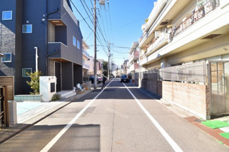 【前面道路含む現地写真】 | ６ｍ幅の前面道路はすっきりした好印象です。