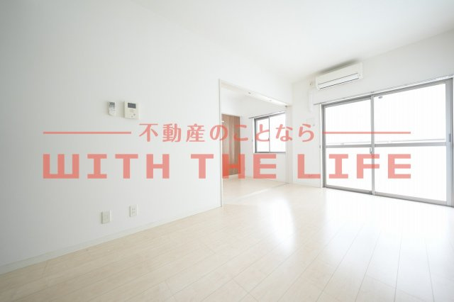 ラフレシーサ医大通り【キャッシュバック対象物件】の居間・リビング|ゆったりとした居間です