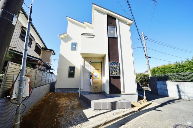 三方角地につき陽当り・通風良好！勾配天井の広々リビング、床暖房付。保土ヶ谷区上菅田町　新築戸建ての外観