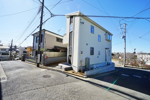 三方角地につき陽当り・通風良好！勾配天井の広々リビング、床暖房付。保土ヶ谷区上菅田町　新築戸建ての前面道路含む現地写真