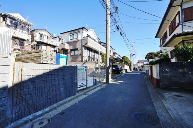 西谷駅徒歩１２分の閑静な住宅街！カースペース２台。ＬＤＫ１８帖の４ＬＤＫ♪保土ヶ谷区上菅田町　新築戸建ての前面道路含む現地写真