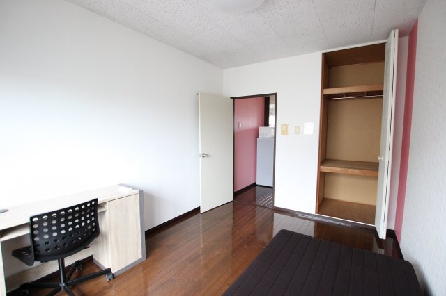 メイプルハイツ壱番館の洋室|家具・家電のレンタル（月額3,000円増）もございます。
内容：ベッド・机・椅子・洋室照明・一口コンロ・冷蔵庫・洗濯機・レンジ・キッチン照明