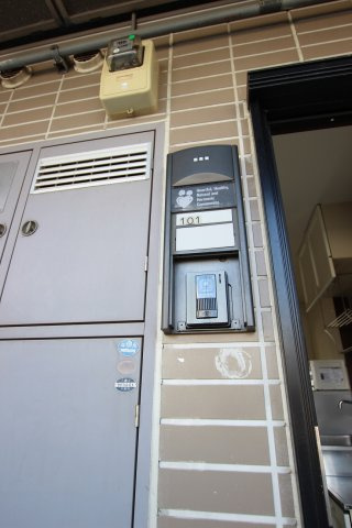 メイプルハイツ壱番館のエントランス|TVモニタ付インターホンです