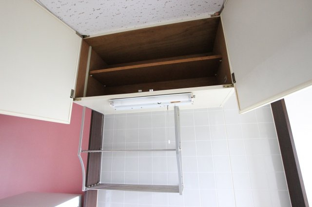 メイプルハイツ壱番館のキッチン|キッチンには戸棚もあり、収納豊富です。