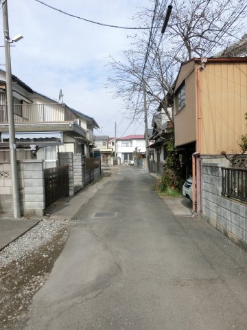 鴻巣市本町３丁目の売地の前面道路含む現地写真|物件は左側です。