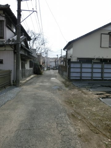 鴻巣市本町３丁目の売地の前面道路含む現地写真|物件は右側です。