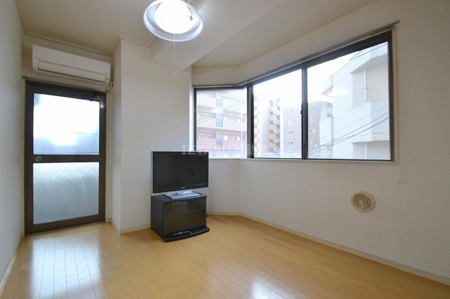 広島市西区天満町の賃貸マンションの洋室