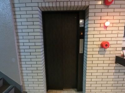 【その他共用部分】 | イトーピア鶴見マンション | お買い物時やベビーカーの出し入れに便利なエレベーター付です。