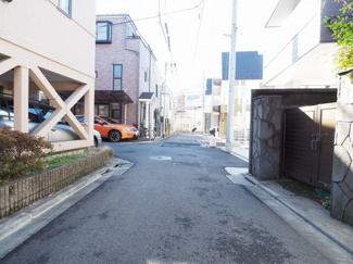 【前面道路含む現地写真】 | 徒歩10分圏内にコンビニエンスストア、スーパーマーケット、小学校が揃ってます♪